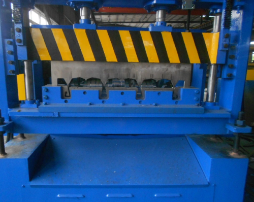 Floor decking machines